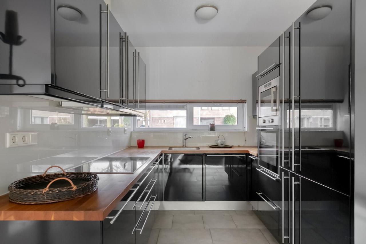 Spacious Living: 4 Bedrooms and Garage in Weert - Image 9