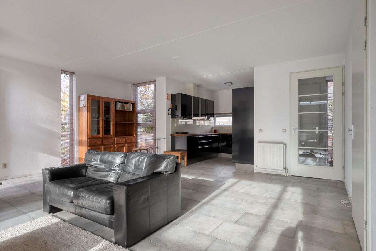 Spacious Living: 4 Bedrooms and Garage in Weert - Image 5