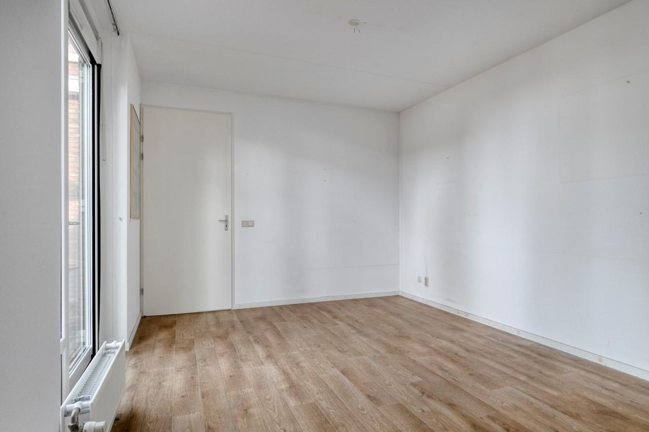 Spacious Living: 4 Bedrooms and Garage in Weert - Image 16