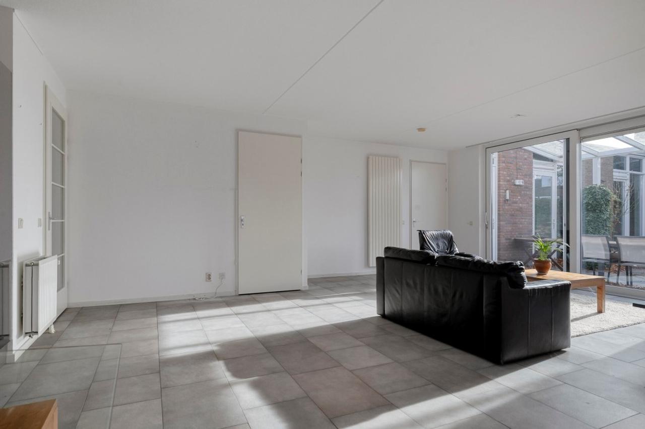Spacious Living: 4 Bedrooms and Garage in Weert - Image 8