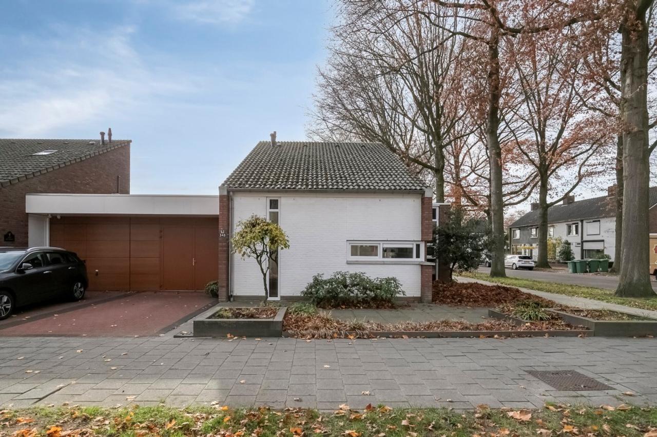 Spacious Living: 4 Bedrooms and Garage in Weert - Image 1