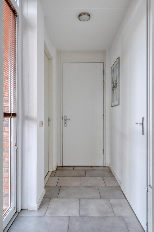 Spacious Living: 4 Bedrooms and Garage in Weert - Image 12