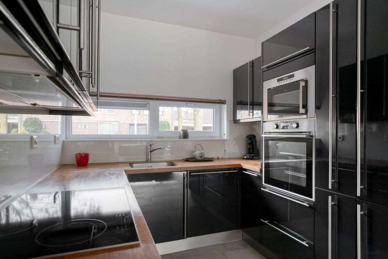 Spacious Living: 4 Bedrooms and Garage in Weert - Image 10