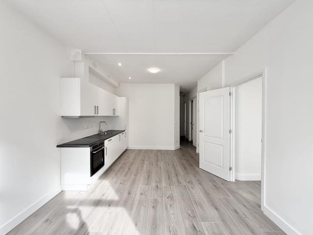 Available Now: 3 Bedrooms in De Pijp - Image 1