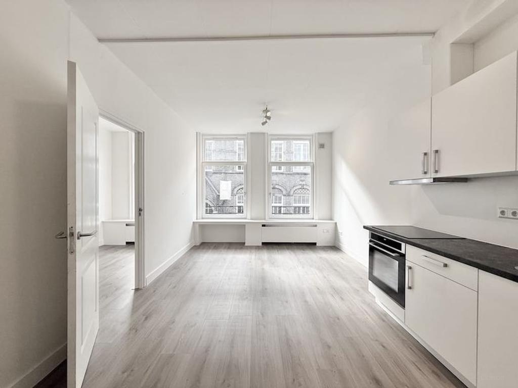 Available Now: 3 Bedrooms in De Pijp - Image 2