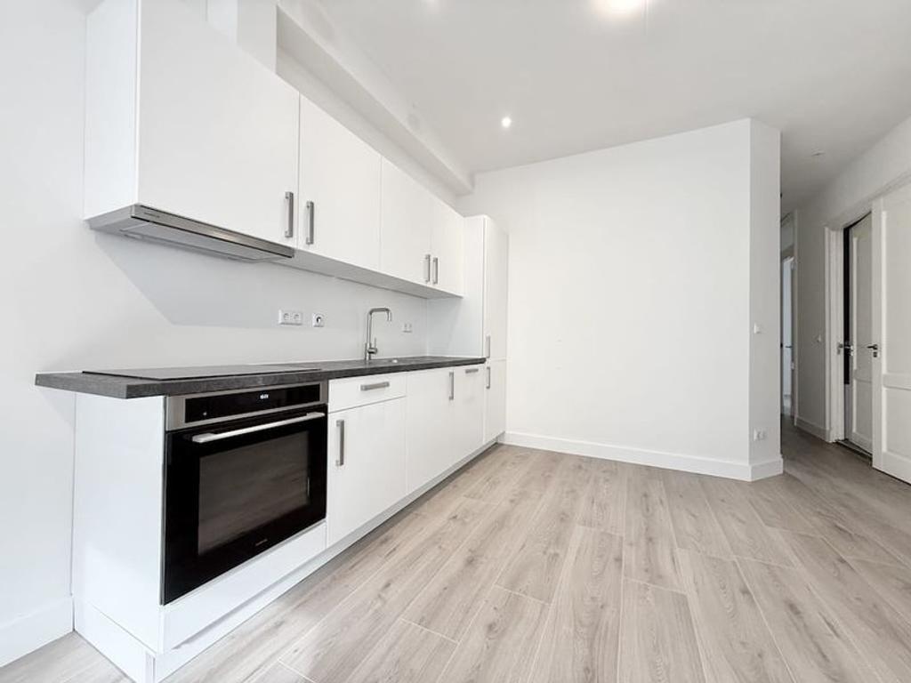 Available Now: 3 Bedrooms in De Pijp - Image 3