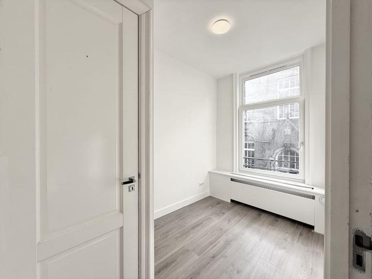 Available Now: 3 Bedrooms in De Pijp - Image 6