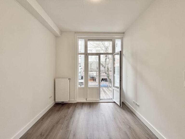 Available Now: 3 Bedrooms in De Pijp - Image 8