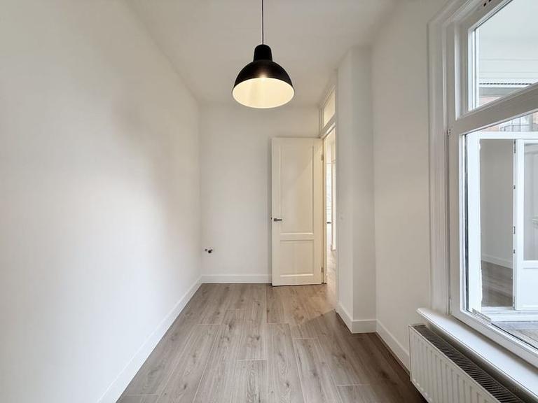Available Now: 3 Bedrooms in De Pijp - Image 11