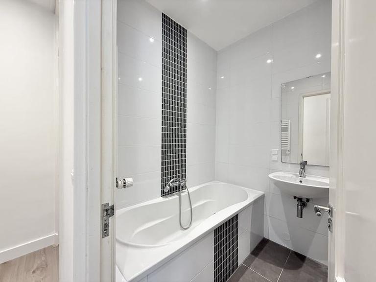 Available Now: 3 Bedrooms in De Pijp - Image 12