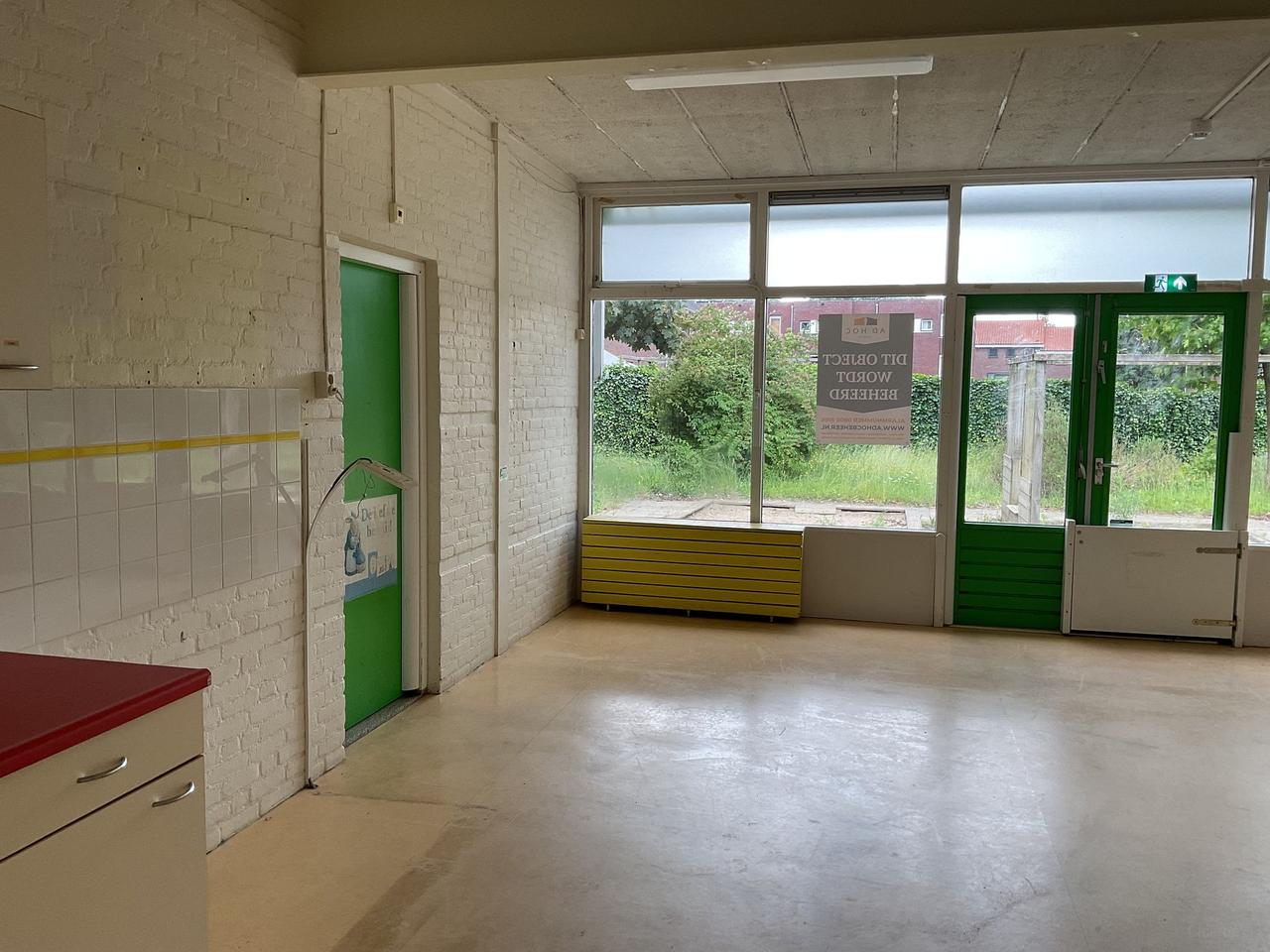 Anti-squat room in former school building - Image 4