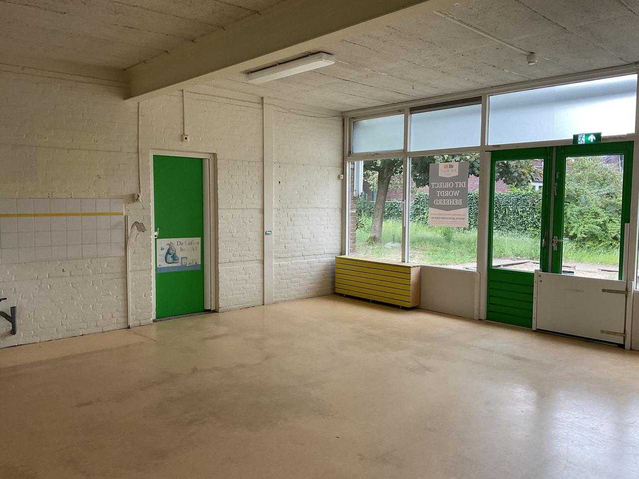 Anti-squat room in former school building - Image 5
