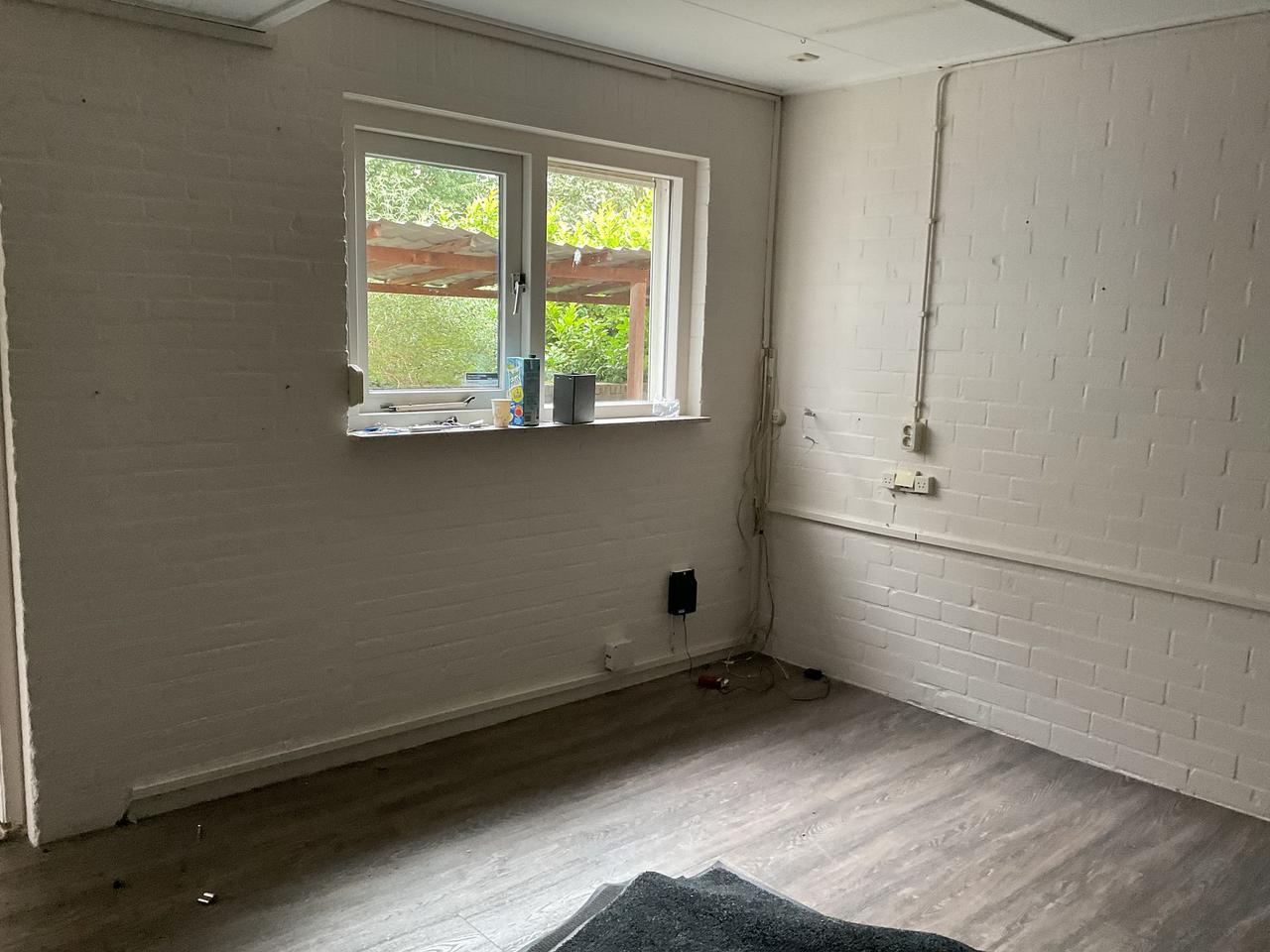 Anti-squat room in former school building - Image 6
