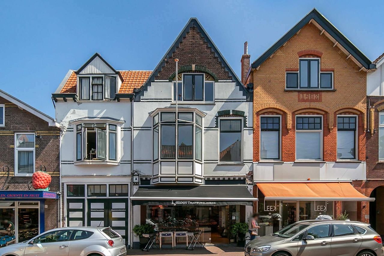 Bright upper-floor apartment with large roof terrace - Image 1