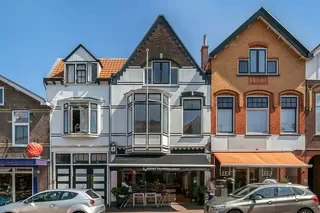 Bright upper-floor apartment with large roof terrace