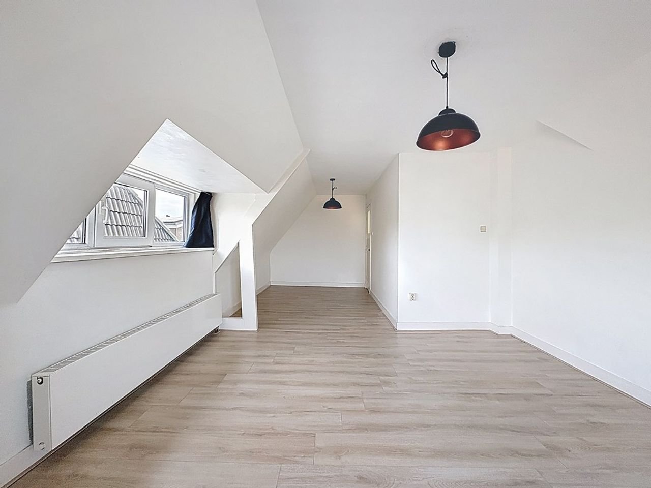 Spacious upper floor apartment with roof terrace - Image 12