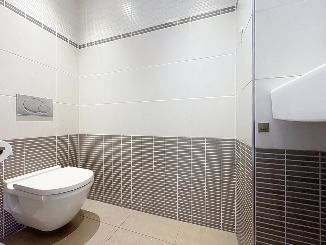 Spacious upper floor apartment with roof terrace - Image 8