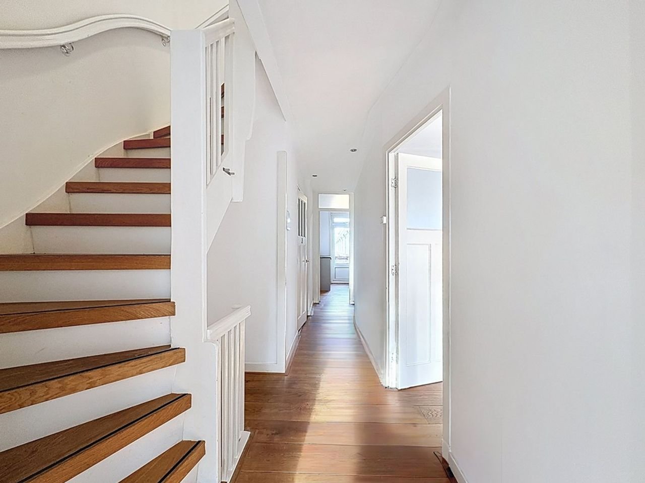 Spacious upper floor apartment with roof terrace - Image 7