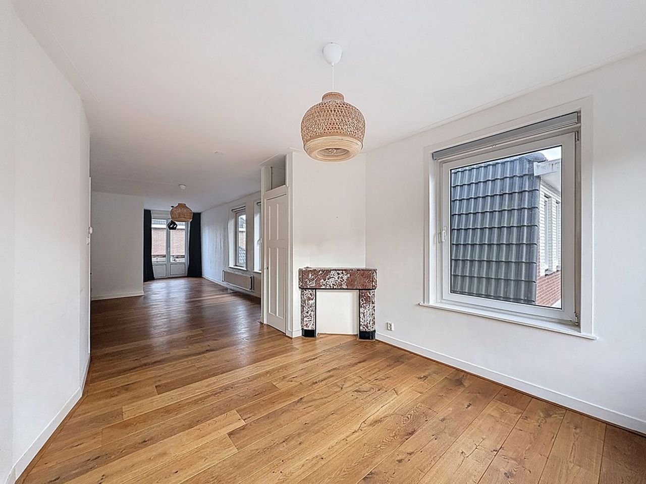 Spacious upper floor apartment with roof terrace - Image 3