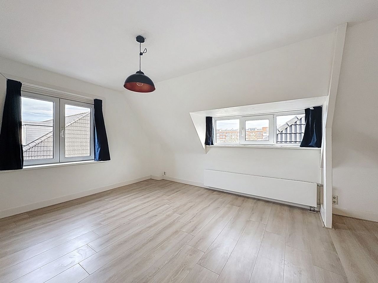 Spacious upper floor apartment with roof terrace - Image 10