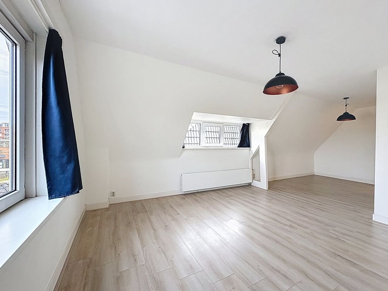 Spacious upper floor apartment with roof terrace - Image 11