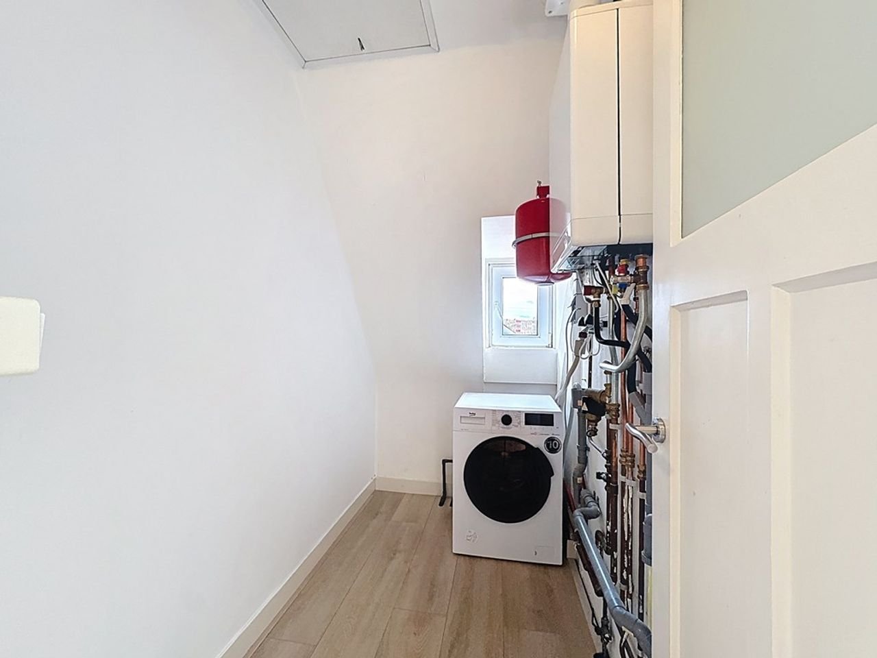 Spacious upper floor apartment with roof terrace - Image 18