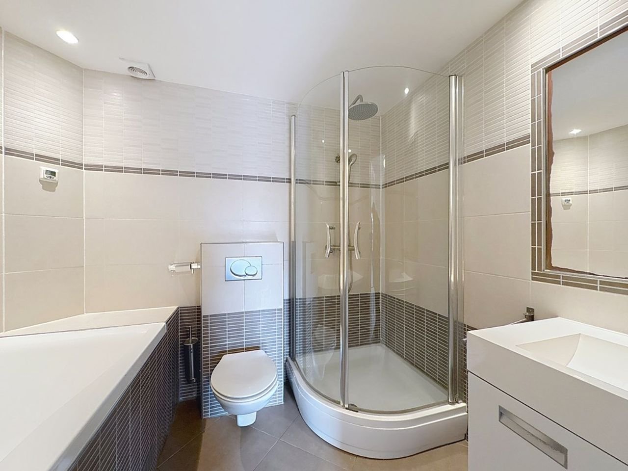 Spacious upper floor apartment with roof terrace - Image 16