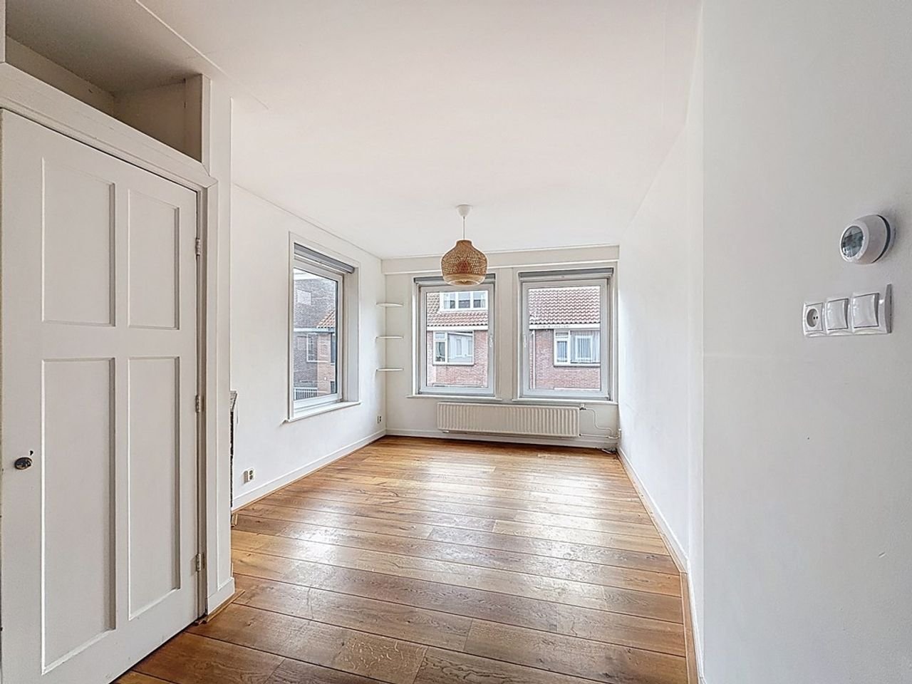 Spacious upper floor apartment with roof terrace - Image 6