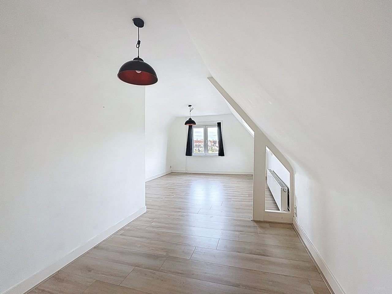 Spacious upper floor apartment with roof terrace - Image 9