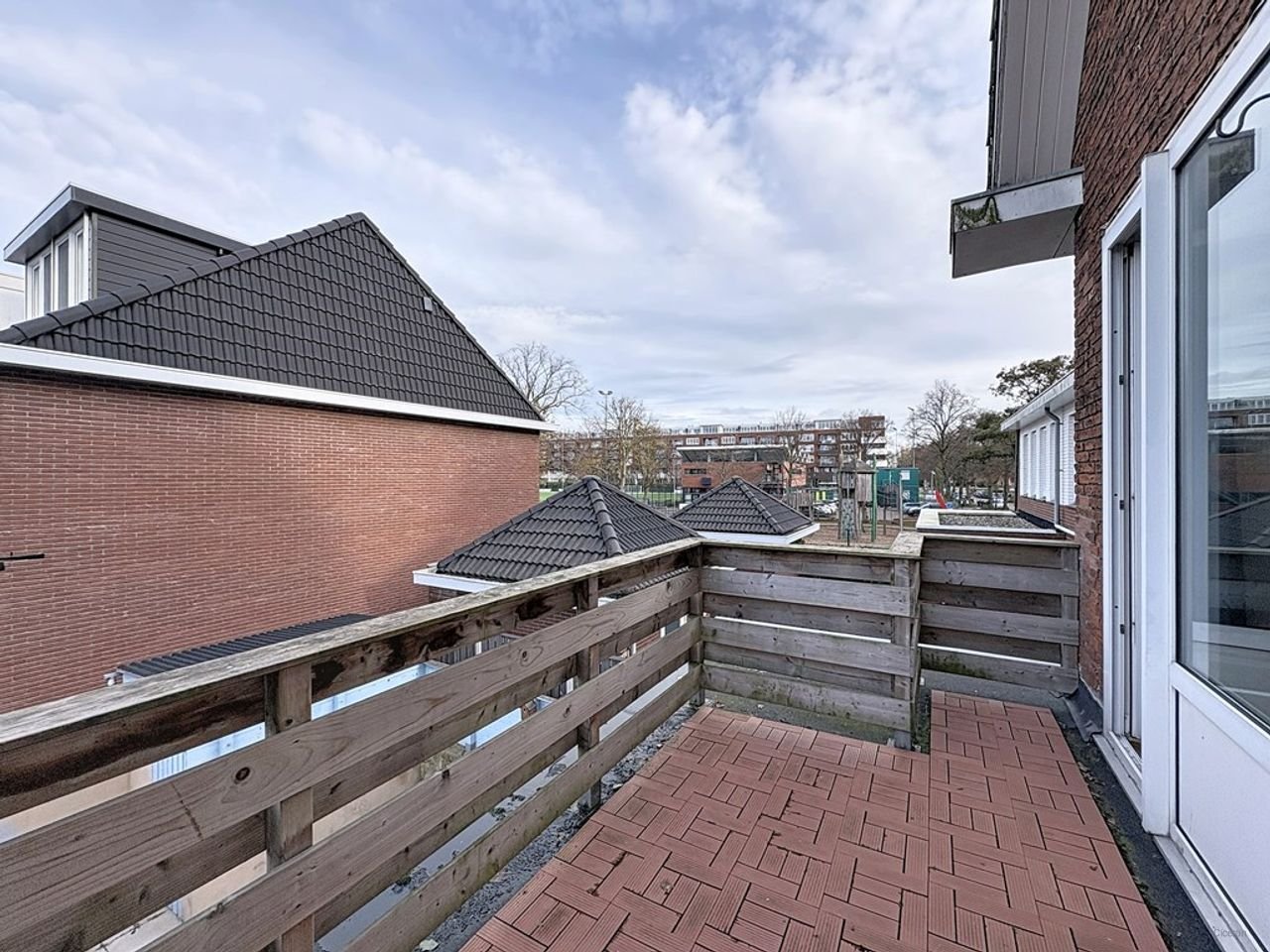 Spacious upper floor apartment with roof terrace - Image 15