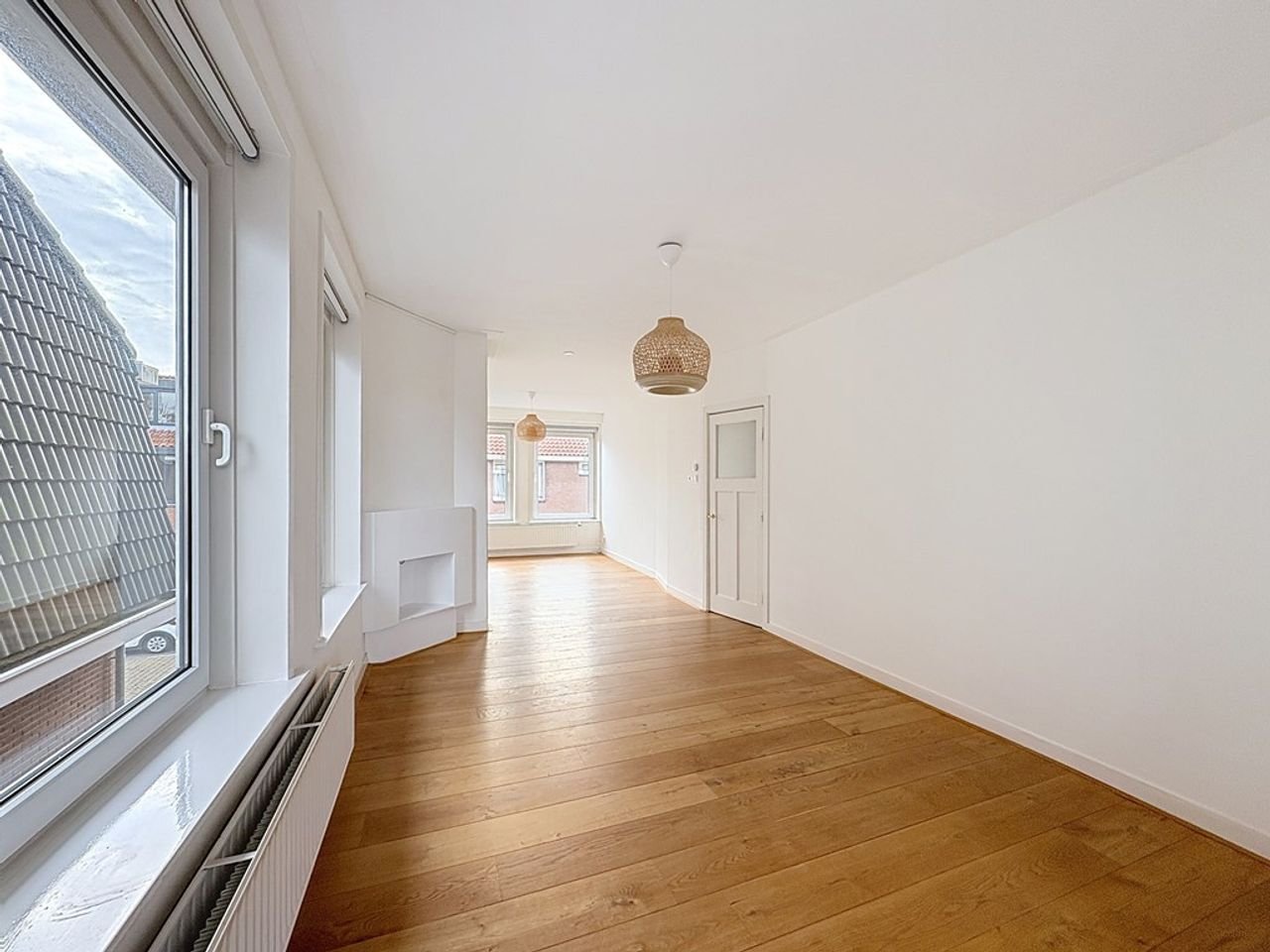 Spacious upper floor apartment with roof terrace - Image 2