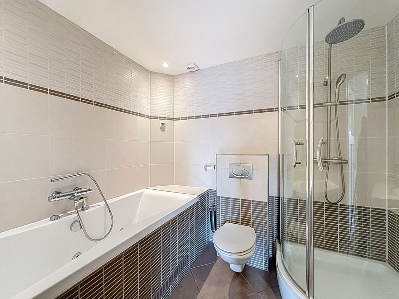 Spacious upper floor apartment with roof terrace - Image 17