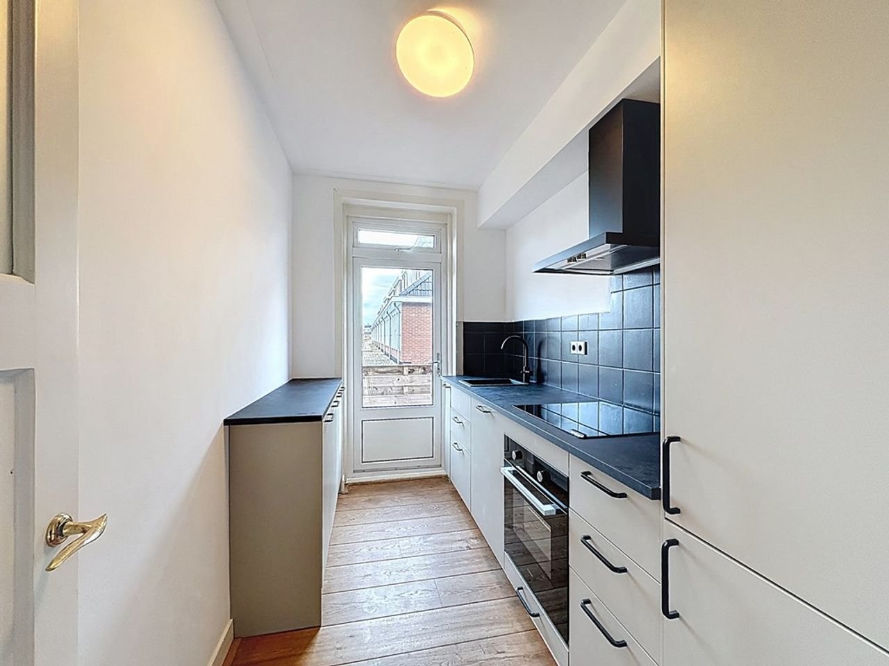 Spacious upper floor apartment with roof terrace - Image 4