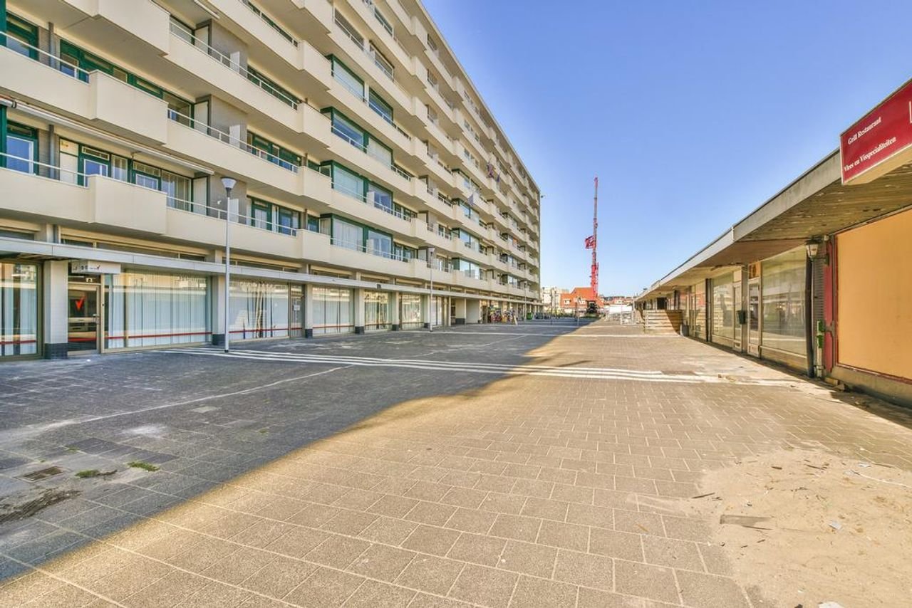 Spacious living behind the boulevard - Image 15