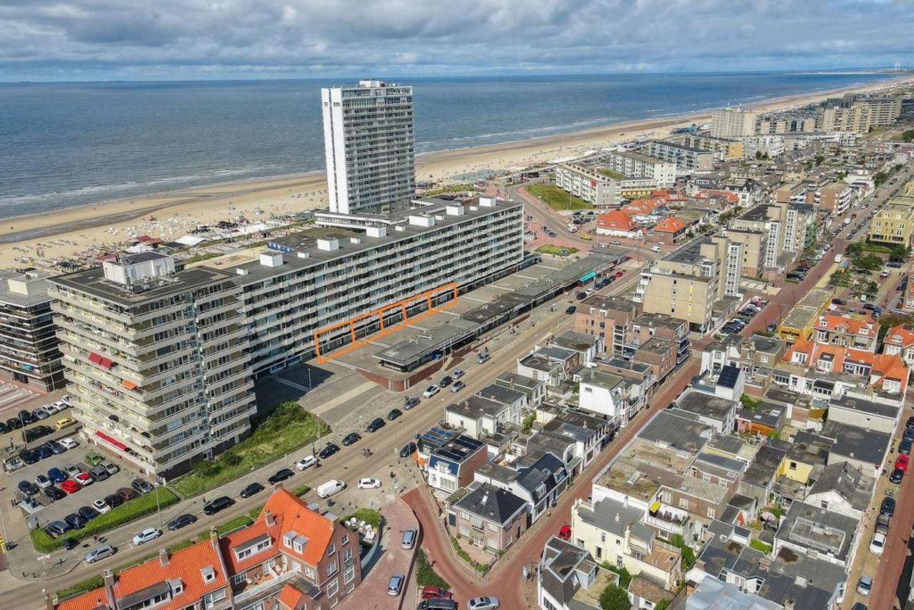 Spacious living behind the boulevard - Image 3