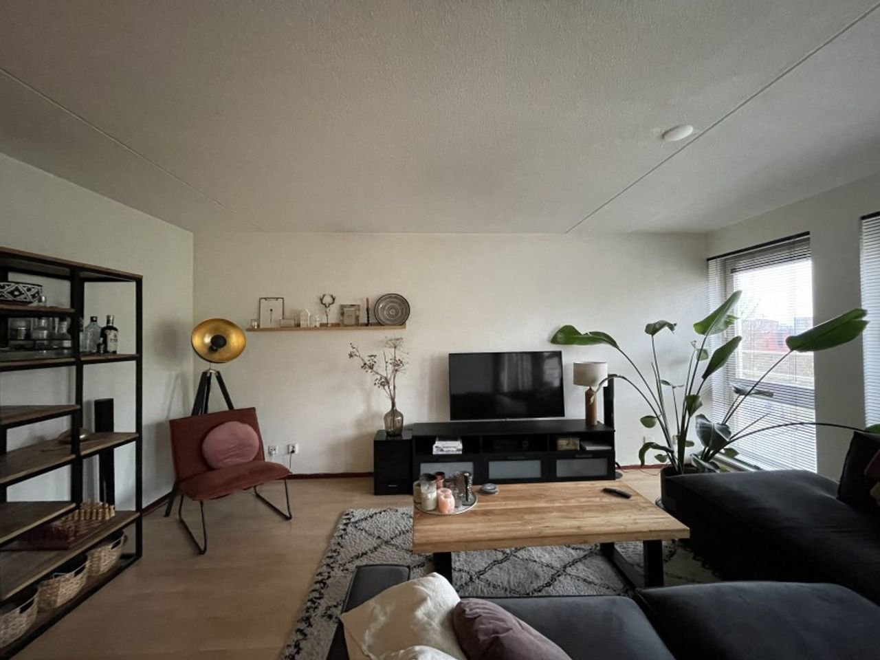 Bright 3-room apartment with parking space in Deventer - Image 3
