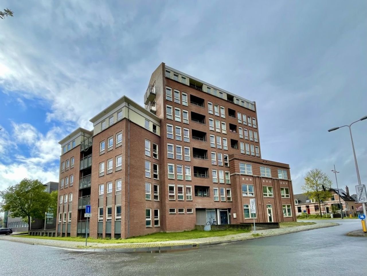Bright 3-room apartment with parking space in Deventer - Image 1