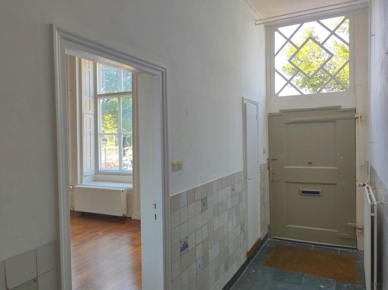 Monumental townhouse by the harbor - Image 5