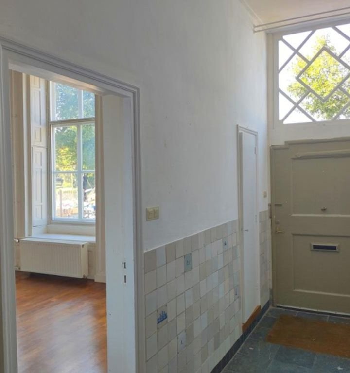 Monumental townhouse by the harbor - Image 2