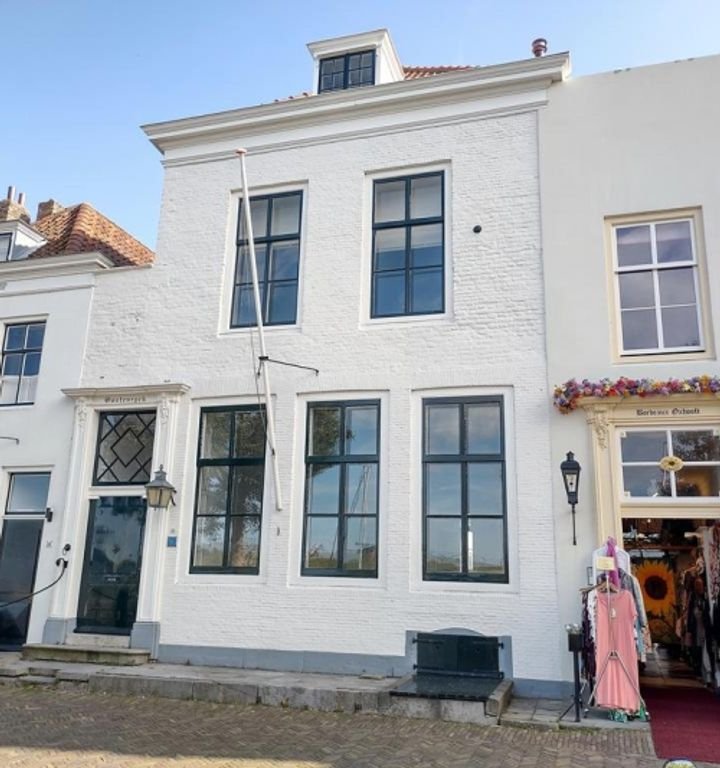 Monumental townhouse by the harbor - Image 1