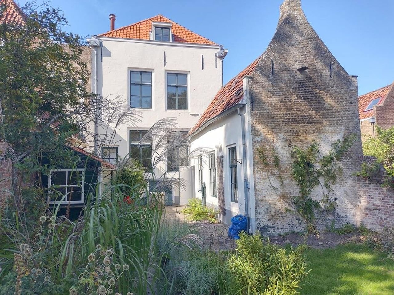 Monumental townhouse by the harbor - Image 8