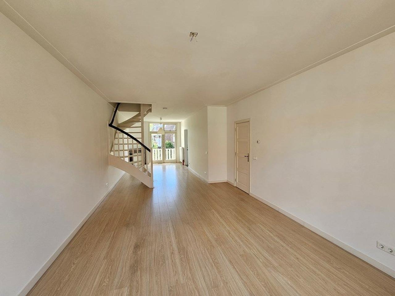 100 m², 3 bedrooms & south-facing balcony - Image 1