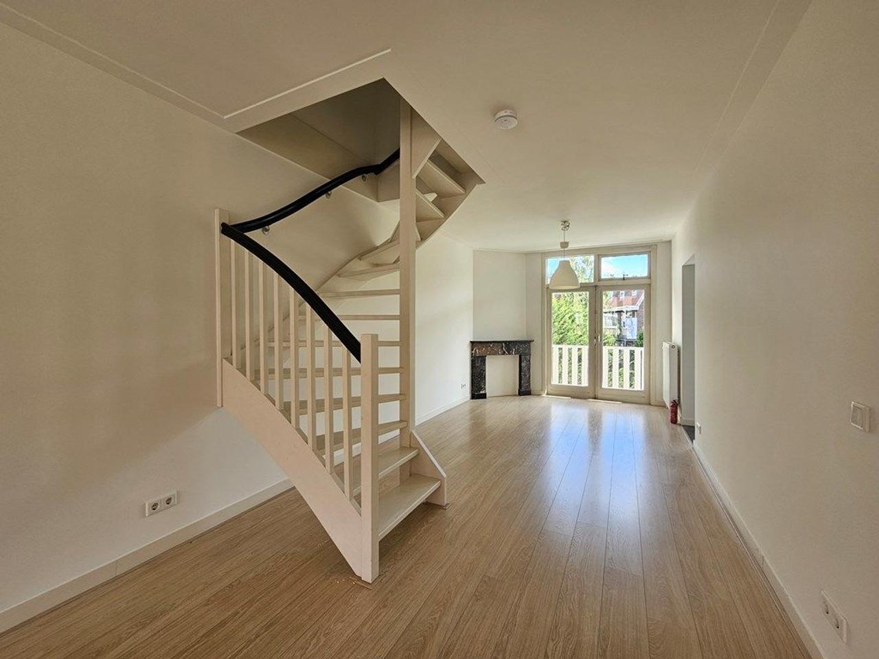 100 m², 3 bedrooms & south-facing balcony - Image 2