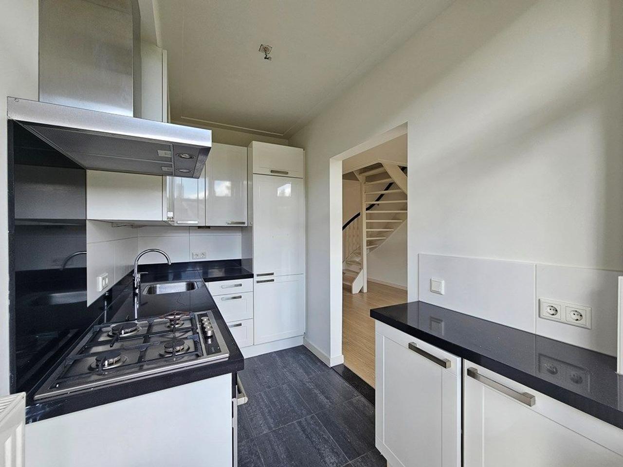 100 m², 3 bedrooms & south-facing balcony - Image 4