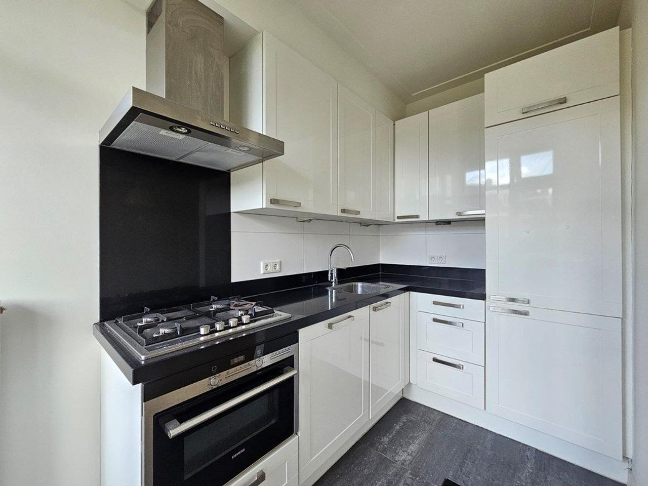 100 m², 3 bedrooms & south-facing balcony - Image 5