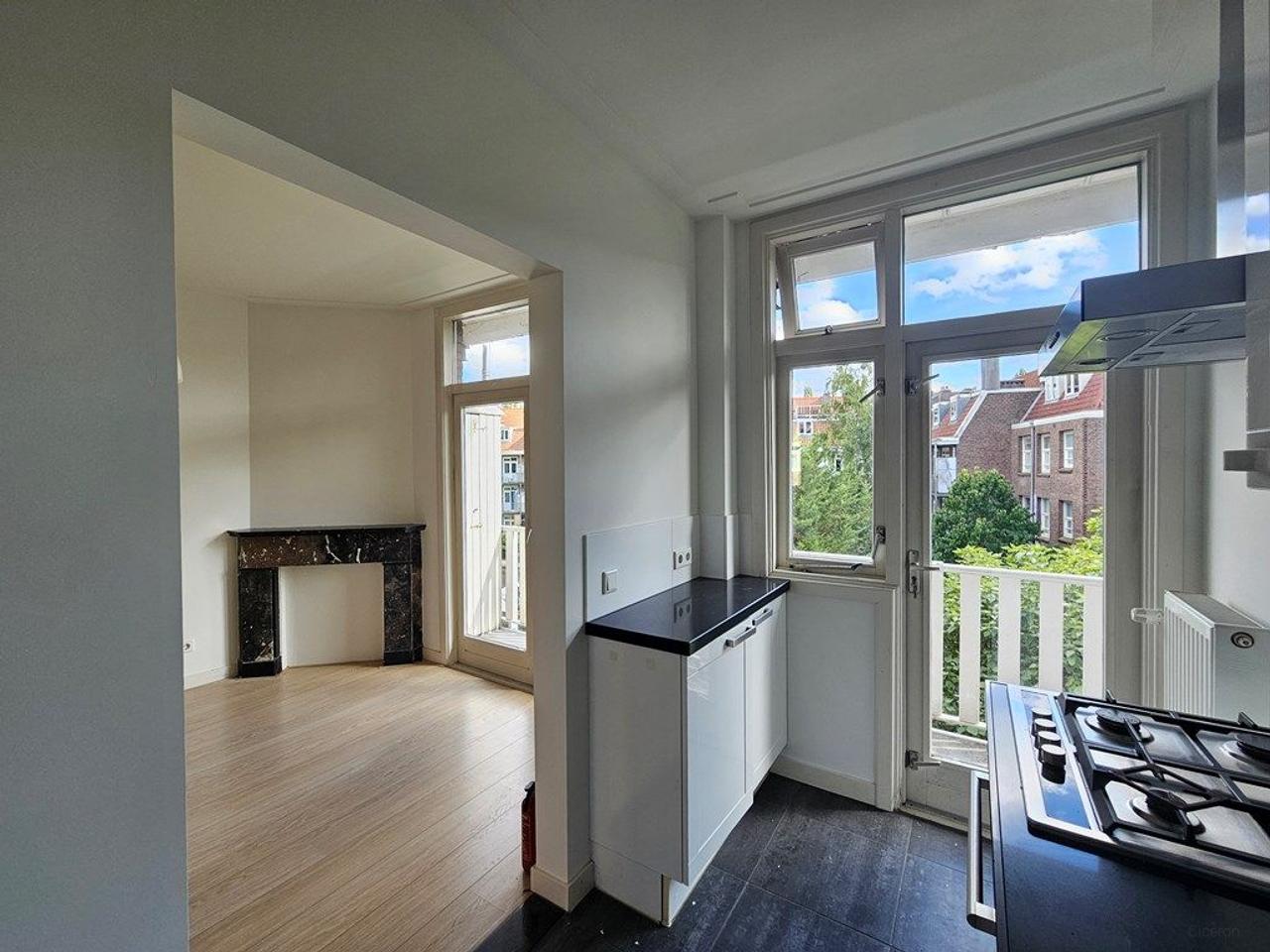 100 m², 3 bedrooms & south-facing balcony - Image 6