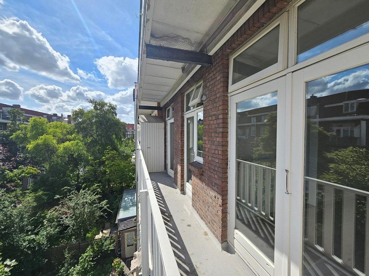 100 m², 3 bedrooms & south-facing balcony - Image 7