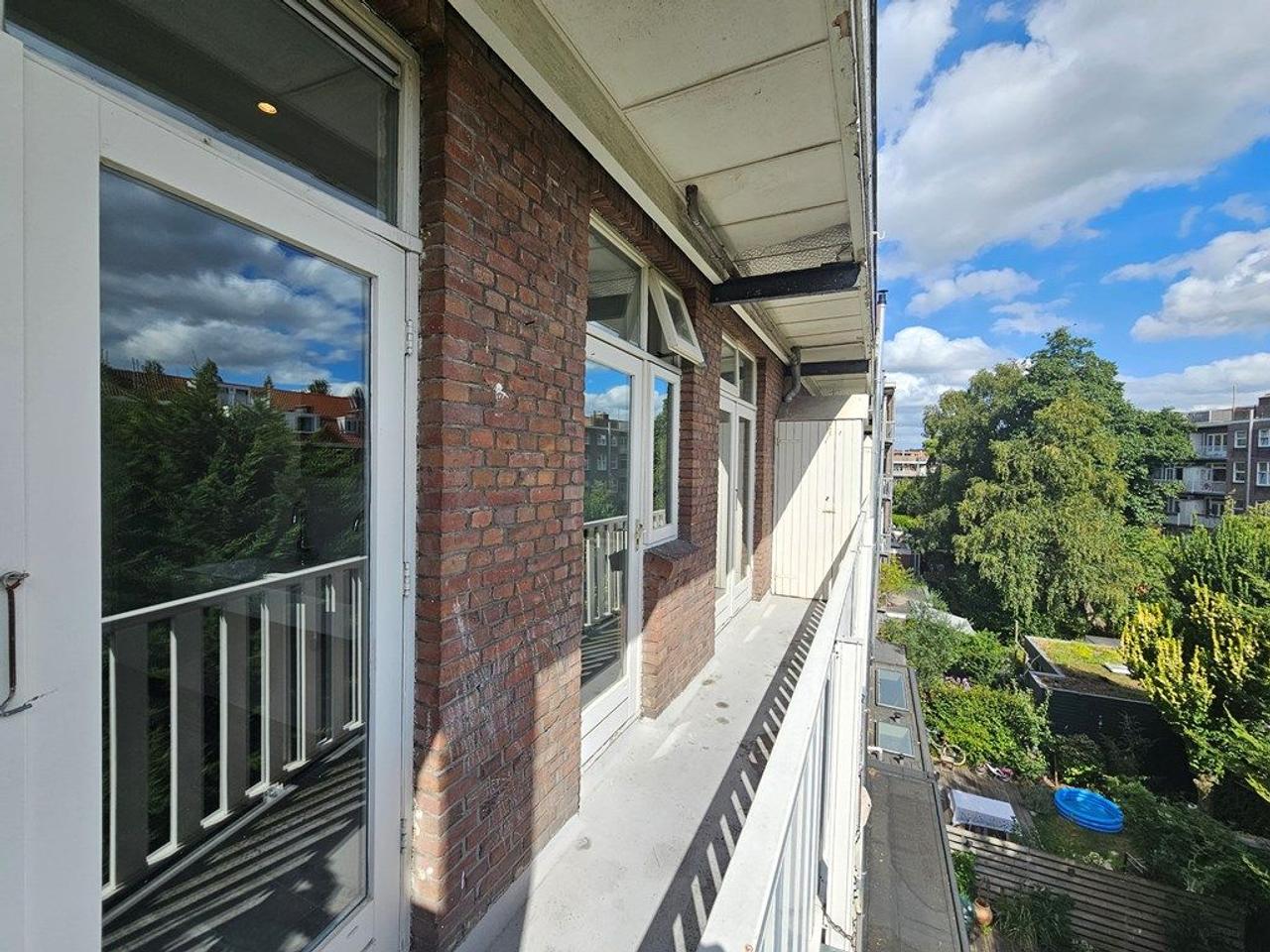 100 m², 3 bedrooms & south-facing balcony - Image 8