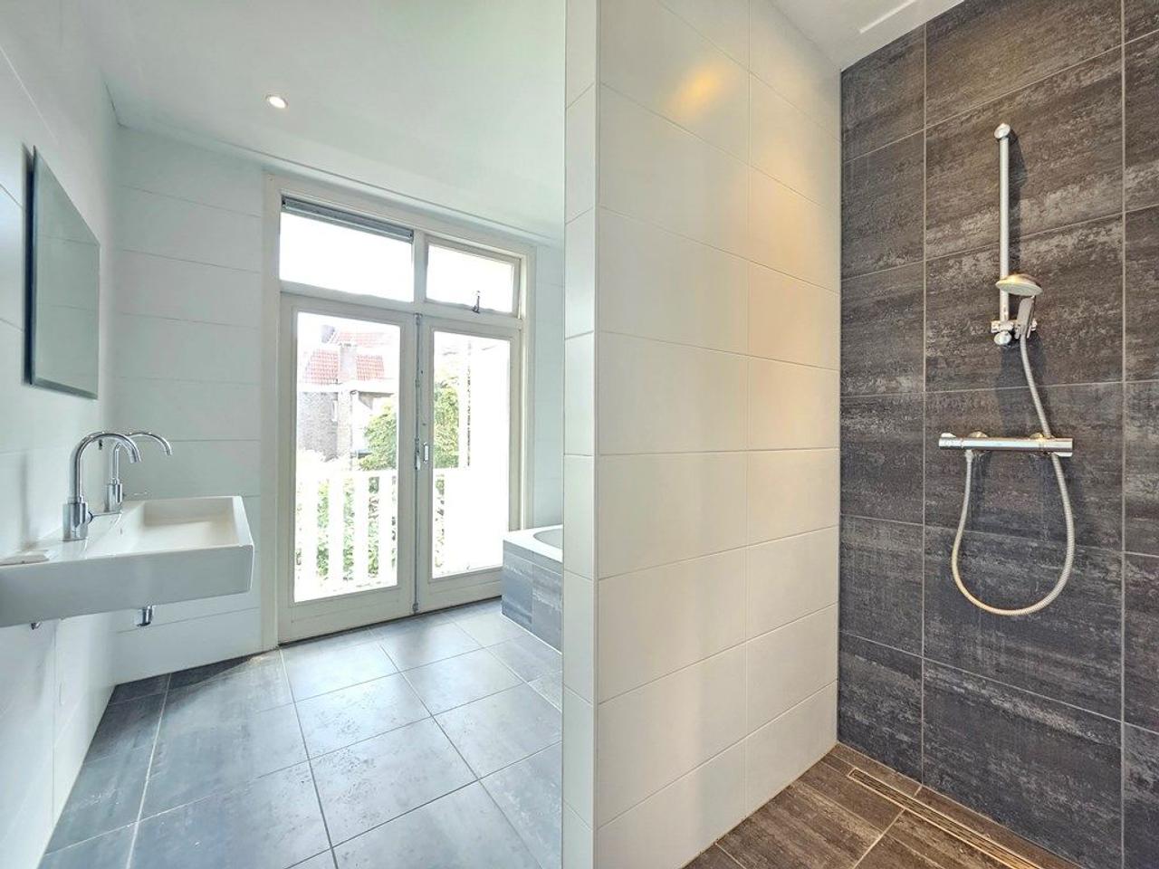 100 m², 3 bedrooms & south-facing balcony - Image 9