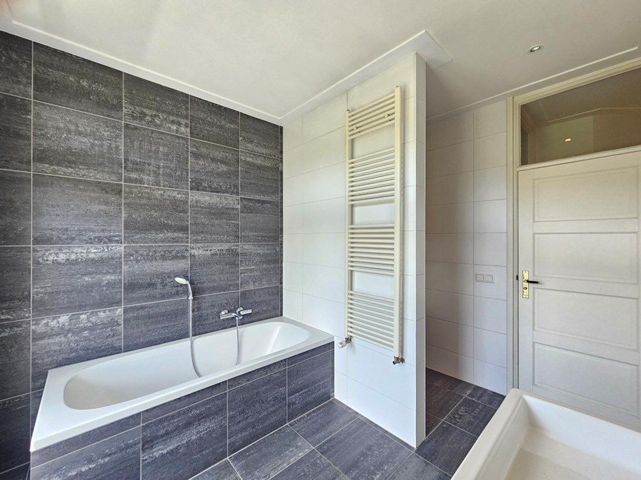 100 m², 3 bedrooms & south-facing balcony - Image 10